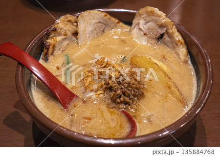 美味しそうな味噌ラーメン 135884768