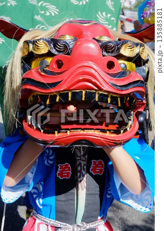祭りの獅子舞 135885181