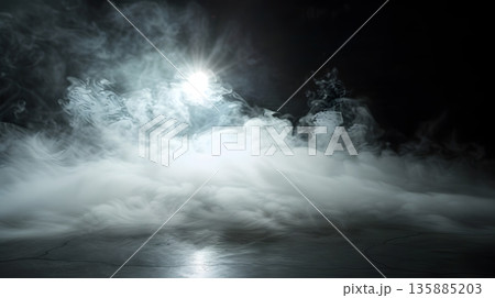 床を覆う白い霧の演出効果 135885203