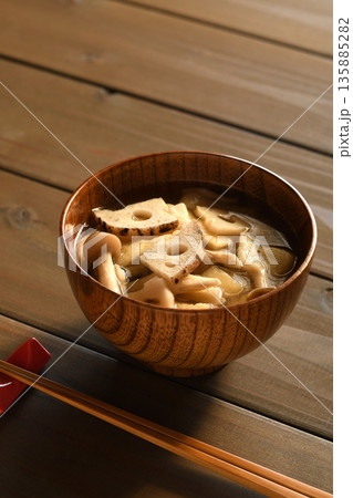 れんこんと油揚げとしめじのみそ汁 れんこんと油揚げとしめじのみそ汁 135885282