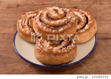 Freshly baked cinnamon roll 135885314