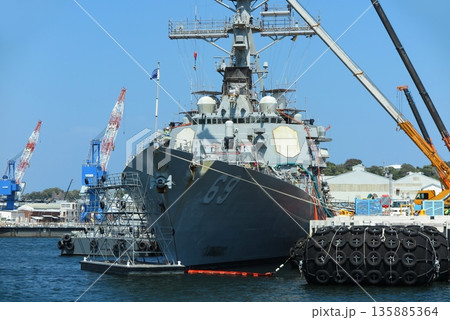 軍港巡りの遊覧船から眺めた、横須賀の港の風景:整備作業中のアメリカ海軍イージス艦「ミリアス」 軍港巡りの遊覧船から眺めた、横須賀の港の風景:整備作業中のアメリカ海軍イージス艦「ミリアス」 135885364