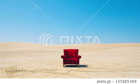 砂漠に佇む赤いベルベットチェア 砂漠に佇む赤いベルベットチェア 135885369
