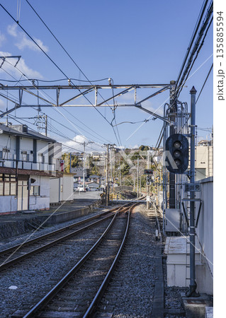 川奈駅 ホームから見た線路と信号機 ローカル線の駅風景 川奈駅 ホームから見た線路と信号機 ローカル線の駅風景 135885594