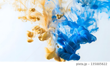 青と金が溶け合う水中インクアート 青と金が溶け合う水中インクアート 135885622