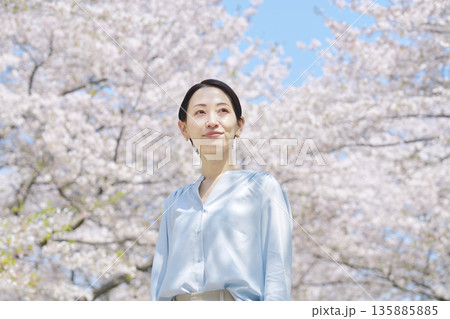 満開の桜と散歩する女性 135885885