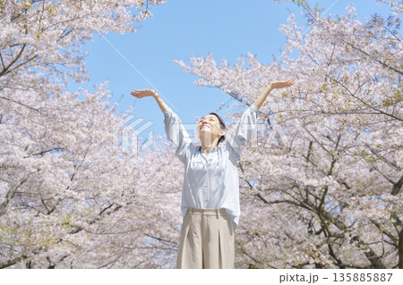 桜の前で深呼吸する女性 135885887