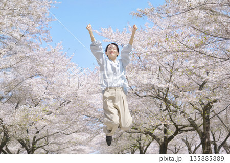 桜の前でジャンプする女性 桜の前でジャンプする女性 135885889