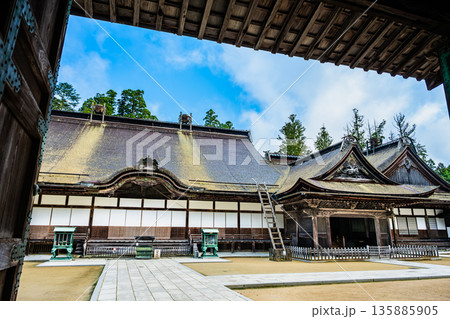 高野山 金剛峯寺　表門から見る本坊 135885905