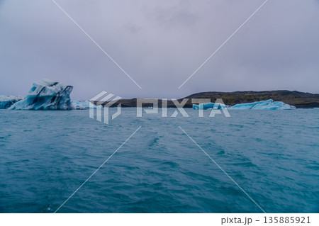 ヨークルスアゥルロゥン氷河湖 135885921