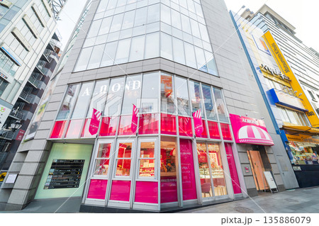 「東京都」六本木アマンド前の風景 港区 「東京都」六本木アマンド前の風景 港区 135886079