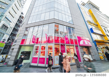 「東京都」六本木アマンド前の風景　港区 135886080
