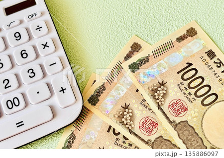 お金と電卓のシンプルイメージ お金と電卓のシンプルイメージ 135886097
