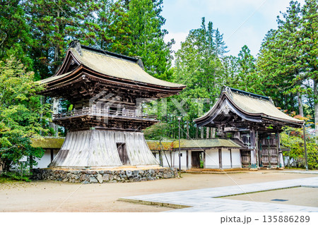 高野山 金剛峯寺 鐘楼と表門 高野山 金剛峯寺 鐘楼と表門 135886289