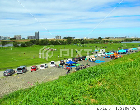 サッカー大会のある冬の休日の江戸川河川敷風景 サッカー大会のある冬の休日の江戸川河川敷風景 135886436