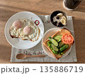野菜のせトーストと目玉焼きの朝食セット 135886719