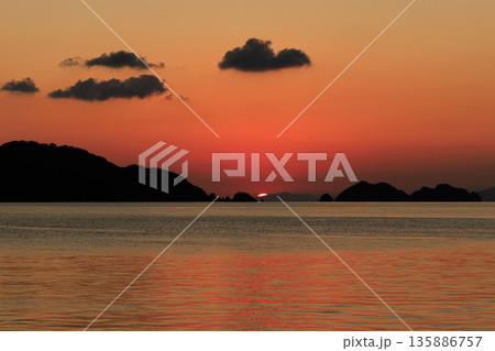 茜色に染まる瀬戸内海と島影が美しい八幡浜港の静かな夕景 茜色に染まる瀬戸内海と島影が美しい八幡浜港の静かな夕景 135886757
