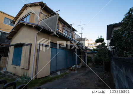 無人となったモルタル二階建て一軒家、廃墟となった古い昭和建築 135886891