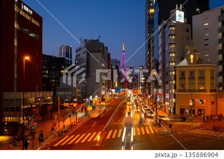 東京・三田 ビジネス街の夜景 東京・三田 ビジネス街の夜景 135886904