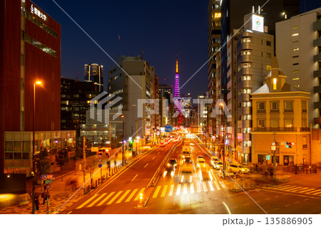 東京・三田 ビジネス街の夜景 東京・三田 ビジネス街の夜景 135886905