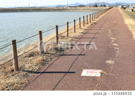 冬晴れの 加古大池一周ランニングコース（兵庫県 稲美町） 135886938