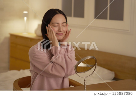 女性 夜のフェイシャルケア 女性 夜のフェイシャルケア 135887080