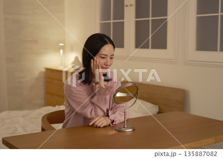 女性 夜のフェイシャルケア 女性 夜のフェイシャルケア 135887082