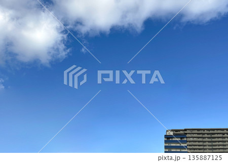青空と白い雲 広がる空と都市の建物 135887125
