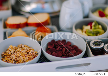 サントリーニのホテルでとる朝食 135887221