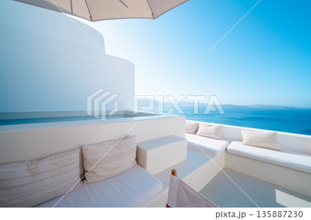 サントリーニのホテルでとる朝食 135887230