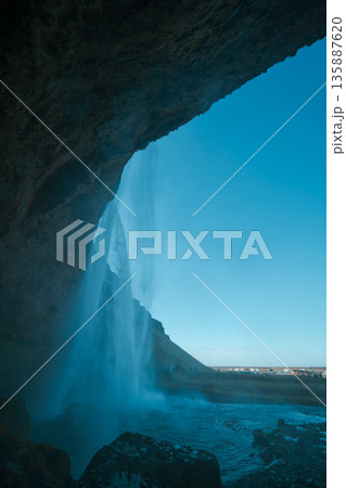 アイスランドの滝（セリャラントスフォス） 135887620