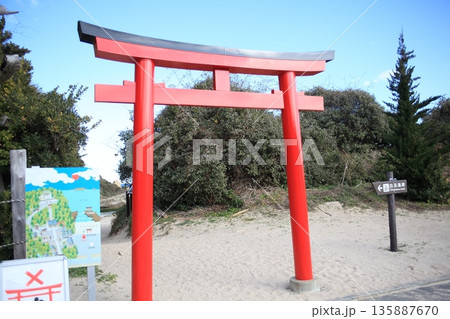 海辺の赤い鳥居 海辺の赤い鳥居 135887670