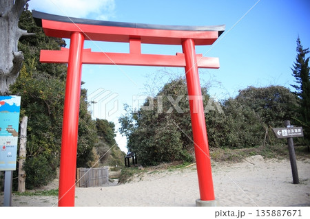 海辺の赤い鳥居 海辺の赤い鳥居 135887671