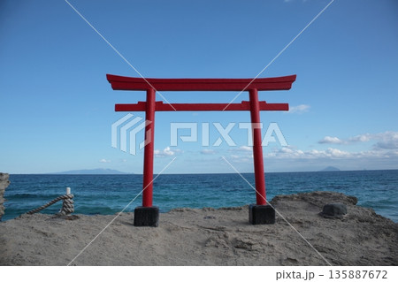 海辺の赤い鳥居 海辺の赤い鳥居 135887672