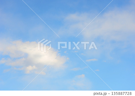 背景素材　冬の青空 135887728