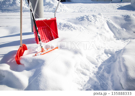 雪に埋もれた除雪用具と冬の生活風景 135888333