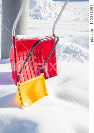親子で使うママさんダンプと冬の雪かき 親子で使うママさんダンプと冬の雪かき 135888397
