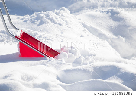 雪に立てかけたママさんダンプ 135888398