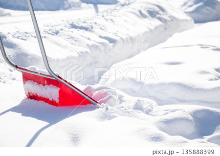 雪に立てかけたママさんダンプ 雪に立てかけたママさんダンプ 135888399