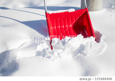 雪に立てかけたママさんダンプ 135888400