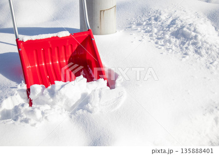 雪に立てかけたママさんダンプ 135888401