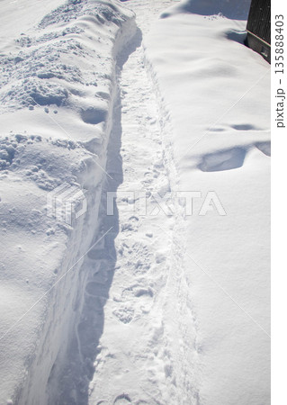 雪の壁に囲まれた細い通路 雪の壁に囲まれた細い通路 135888403