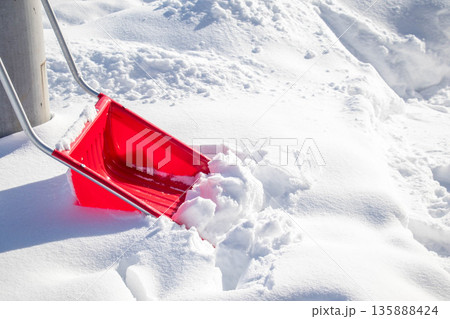 雪に立てかけたママさんダンプ 135888424