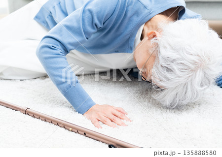 自宅で転倒したシニア女性 135888580