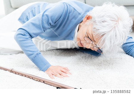 自宅で転倒したシニア女性 135888582