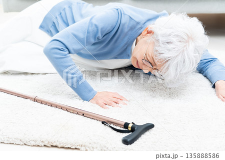 自宅で転倒したシニア女性 自宅で転倒したシニア女性 135888586