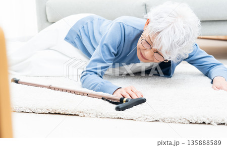 自宅で転倒したシニア女性 135888589