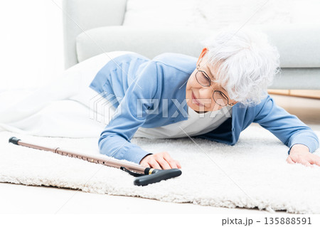 自宅で転倒したシニア女性 135888591