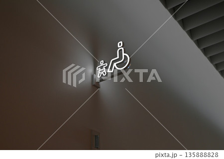 六本木ヒルズ森タワー展望台にあるトイレ表示 六本木ヒルズ森タワー展望台にあるトイレ表示 135888828