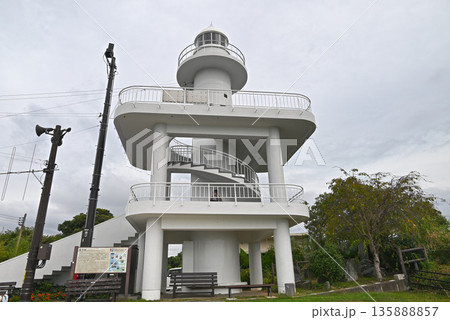 【和歌山県和歌山市】曇天の雑賀崎灯台 135888857